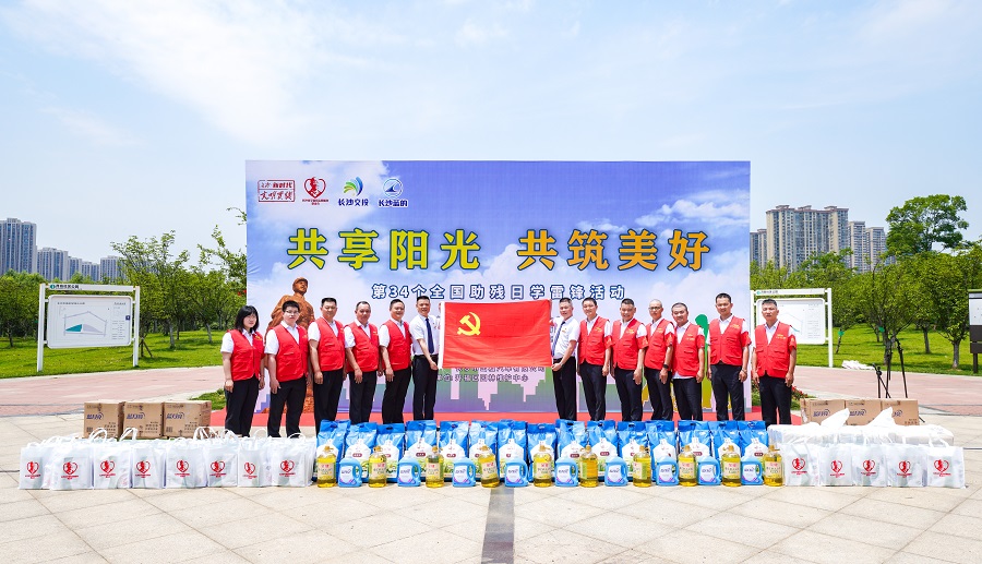 出租车公司举办主题为“共享阳光,共筑美好”的扶残助残学雷锋志愿服务活动。 (2).jpg